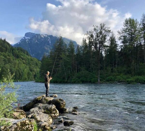 pescatore che pesca in un fiume