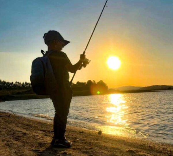 esperienza di pesca guidata in riva al lago
