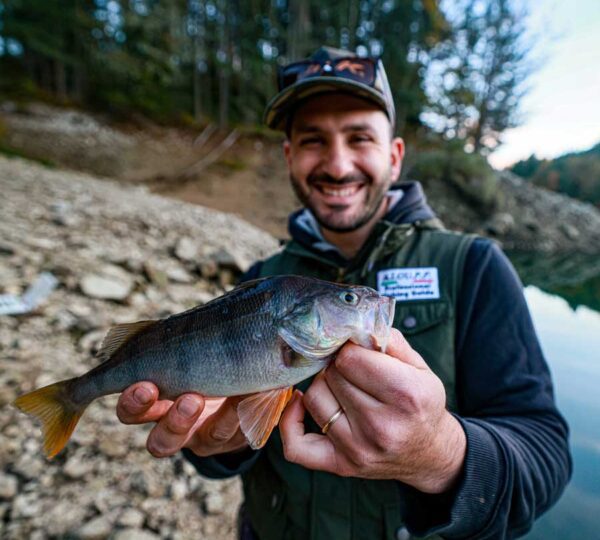 esperienza di pesca guidata nella Sila tra laghi e foreste incontaminate