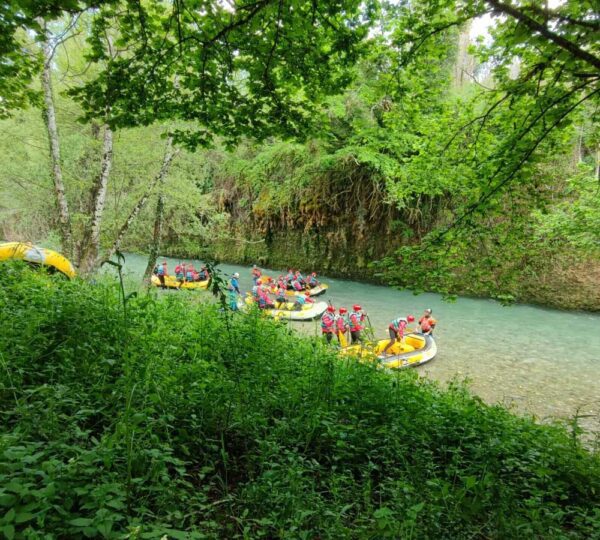 escursione su canotto in fiume