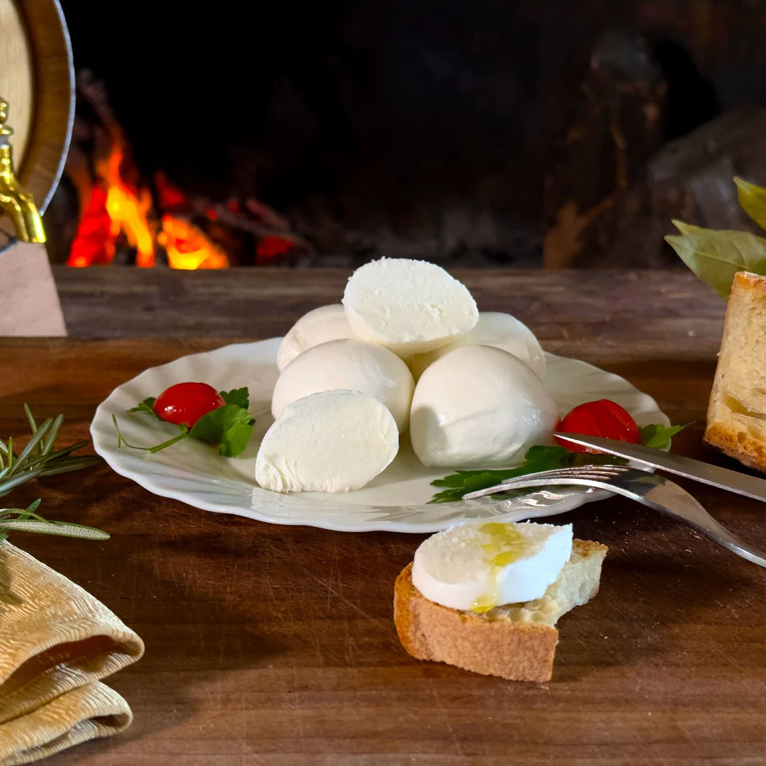 Bocconcini freschi di mozzarella in piatto