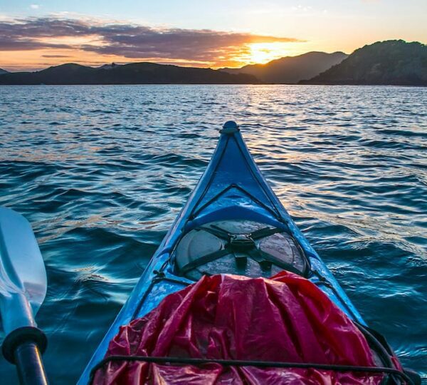 Canoa ina mare al tramonto