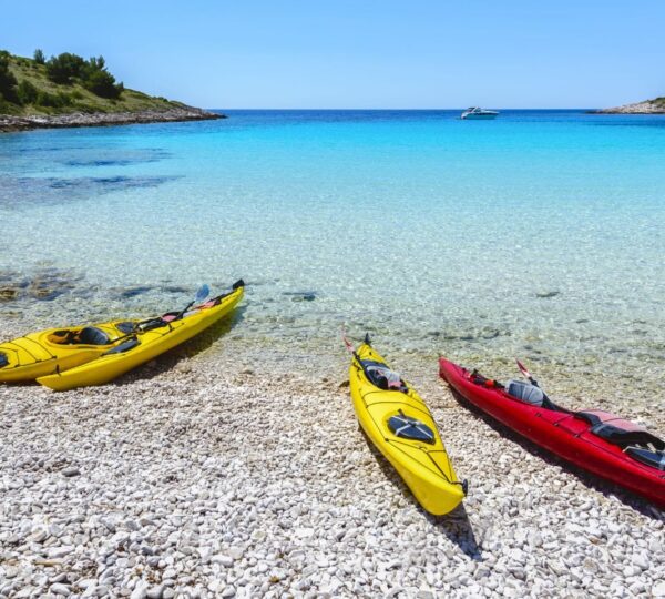 Canoe in riva al mare